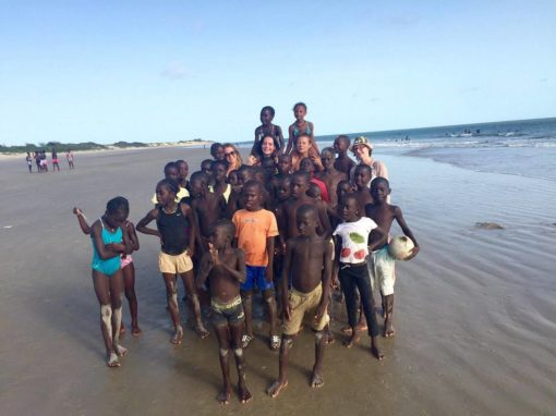 Les Enfants Du Cocon Avec 3 Filles Benevoles Le Cocon De Cabrousse