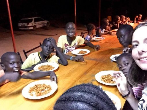Les Enfants Du Cocon Avec 3 Filles Benevoles A Table Le Cocon De 